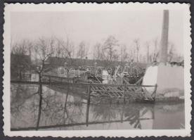 1940 Dunavecse, Árvíz, a gőzmalom egyik romba dőlt épülete, hátoldalon feliratozva, 9x6 cm