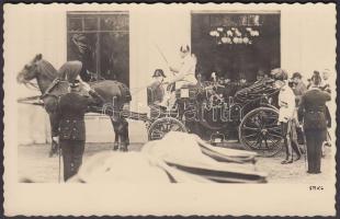 cca 1910 Ferenc József fogatra száll, fotólap, 14x9 cm / cca 1910 Emperor Franz Joseph, photocard, 14x9 cm