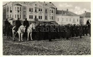 48 db MODERN, vegyes képeslapok, néhány városképes lap, több üdvözlőlap, benne 2 db régi Léva-bevonu...