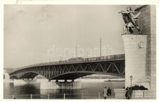 Budapest, Horthy Miklós híd, Tengerészeti emlékmű, villamos (EK)