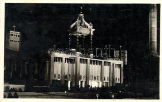 Budapest XIV. Hősök tere, a XXXIV. Nemzetközi Eucharisztikus Kongresszus főoltára, este