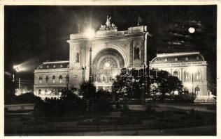 Budapest VII. Keleti pályaudvar, esti kivilágításban