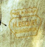 H. Bequet Quaregnon belga dísztál, kézzel festett, jelzett, hibátlan, kopott aranyozás, h:40 cm, m:7...