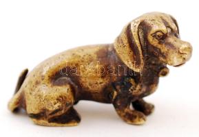 Aprólékosan kidolgozott miniatűr bronz tacskó szobor, jelzés nélkül, 4×2,5×2,5 cm