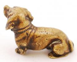 Aprólékosan kidolgozott miniatűr bronz tacskó szobor, jelzés nélkül, 4×2,5×2,5 cm