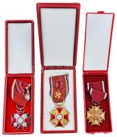 Lengyelország 1960-1992. "Lengyel Népköztársaság Érdemkereszt Arany, Ezüst és Bronz fokozata" 3db különféle kitüntetés, 2db miniatűrrel, eredeti adományozói dísztokokban T:2,2- Poland 1960-1992. "Cross of Merit Gold, Silver and Bronze Class" 3 different decorations with 2 miniatures in original boxes C:XF,VF