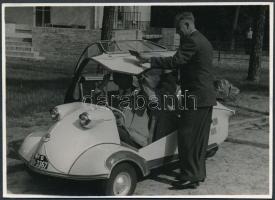 cca 1950-1960 A kicsi kocsi száguldásra kész, 12x8 cm