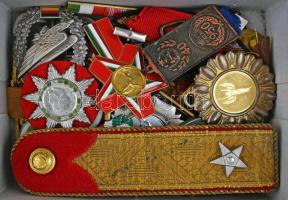 Kis doboz vegyes jelvény, kitüntetés, militária tétel, közte zománcozott darabokkal!