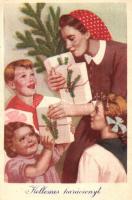 Christmas, Mother with children, presents (EK)