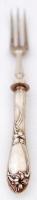 Ezüst(Ag) nyelű süteményes szett, 2 db villa, jelzett, br: 50 g