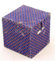 Gömb alakú Wien nagyítós üvegű óra eredeti dobozában, óra, perc és másodpercmutatóval, szép és műáll...