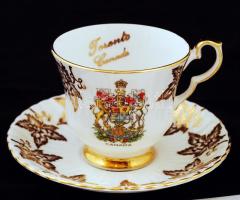 Royal Windsor aranyozott porcelán csésze és csészealj Canada címerrel, hibátlan, jelzett, m: 7 cm, d: 14 cm