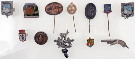 Kis doboznyi vegyes jelvény és kitűző, közte "Országos Mezőgazdasági Kiállítás 1954.", "Bükk hegység - Bástya Találkozó 1955." T:vegyes