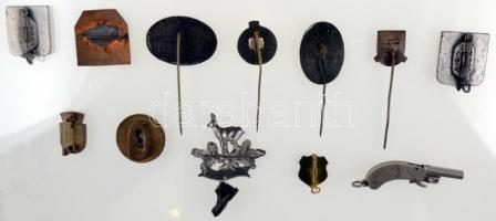 Kis doboznyi vegyes jelvény és kitűző, közte "Országos Mezőgazdasági Kiállítás 1954.", &qu...