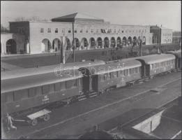 cca 1955 Hatvan, vasúti pályaudvar, 5 db jelzetlen fotó Kotnyek Antal (1921-1990) fotóriporter hagya...