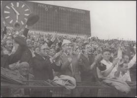 1954. május 23. Budapest, Népstadion, angol-magyar mérkőzés, tudósít Szepesi György, 5 db jelzetlen fotó Kotnyek Antal (1921-1990) fotóriporter hagyatékából, 13x18 cm