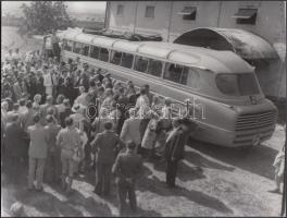 cca 1960 Farmotoros Ikarus busz az utasokkal, jelzetlen fotó Kotnyek Antal (1921-1990) fotóriporter hagyatékából, 18x24 cm