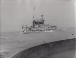 cca 1955 A Jókai nevű hajó a viharos Balatonon, 2 db jelzetlen fotó Kotnyek Antal (1921-1990) fotóri...