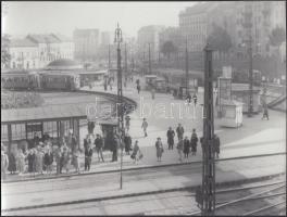 cca 1950 Budapest, Széll Kálmán tér (később Moszkva tér), jelzetlen fotó Kotnyek Antal (1921-1990) fotóriporter hagyatékából, 18x24 cm