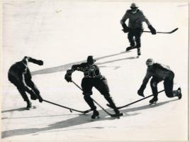 cca 1970 Hokisok mérkőzése, kartonra ragasztva, 18x24 cm