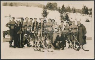 1931. január 18. Ótátrafüreden játszott a budapesti hokicsapat, ahol nyert 2:0-ra, feliratozott fotólap, 9x14 cm