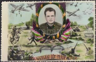 cca 1962 Hajdú János: Szolgálati időm emlékére, katonai portréfotó grafikai környezetbe bemásolva, kézzel színezve, 9x14 cm