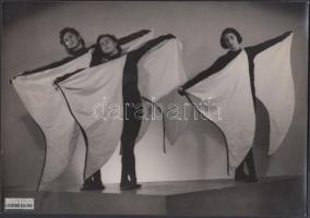 cca 1930-1940 Leichtner Erzsébet vintage fotója Szentpál Olga tánccsoportjának tagjairól, matricával jelzett, 16x23