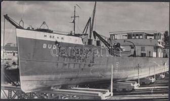 1951 Tiszavölgyi József felvétele az ország első villamos hajófelvonó berendezéséről és a Buda nevű hajóról, feliratozott aláírt kép, felületi hibákkal, 12x21 cm