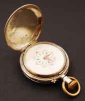 cca 1900 Duplafedelű, ezüst női zsebóra működő szerkezettel, számlapján kis hajszálrepedéssel. Jól m...