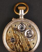 cca 1900 Duplafedelű, ezüst női zsebóra működő szerkezettel, számlapján kis hajszálrepedéssel. Jól m...