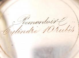 cca 1900 Duplafedelű, ezüst női zsebóra működő szerkezettel, számlapján kis hajszálrepedéssel. Jól m...