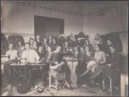 cca 1930 Szabóműhely varrólányokkal, vintage photo, 16,5x22 cm