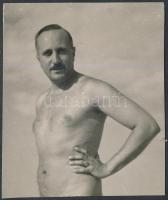 cca 1937 Dr. Csörgeő Tibor (1896-1968) fotóművészről készült félmeztelen fénykép, 11x9 cm