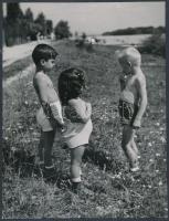 cca 1935 Reich Péter Cornel: Nehéz eset, pecséttel jelzett vintage fotóművészeti alkotás, 24x18 cm