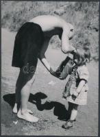 cca 1935 Reich Péter Cornel: Igyál kishúgom, pecséttel jelzett vintage fotóművészeti alkotás, 18x13 cm