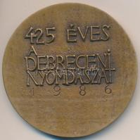 Ligeti Erika (1934-) 1986. "425 éves a debreceni nyomdászat" Br plakett (65mm) T:2
