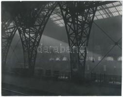 cca 1940 Osoha László (Budapest): Pályaudvari csarnok, jelzetlen vintage fotóművészeti alkotás a szerző hagyatékából, 18x23 cm
