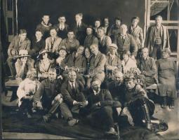 1920 Filmtörténeti lelet: a Corvin filmgyár stábja, Szabó Lajos újpesti fotográfus, később filmes hagyatékából, jelölve rajta az ifjúkori helyét a csoportképen, 26x20 cm