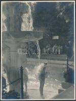 1943 Varga Károly: Zuhany, feliratozott vintage fotóművészeti alkotás, bemutatva az 1943-as MASZTABA fotókiállításon, 24x18 cm