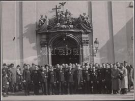 1942 Budapest, Hlatky Schlichter Klára és dr. Haggenmacher Pál sörgyár igazgató esküvője alkalmából a násznépről készült csoportkép, feliratozva, 18x23 cm