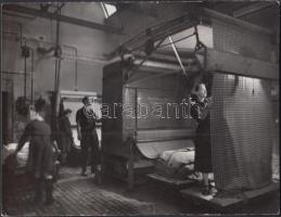 cca 1960 Hollenzer Béla riportfotója egy textilgyárból, pecséttel jelzett vintage fotó, 9x12 cm