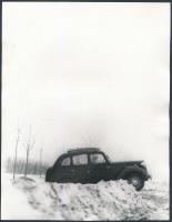 cca 1950 Hóban elakadt autó, 2 db jelzetlen kép Kotnyek Antal (1921-1990) fotóriporter hagyatékából,...