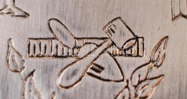 XX. század elejére datálható szabadkőműves vakolókanál, mely "arra szolgál, hogy az épületet me...