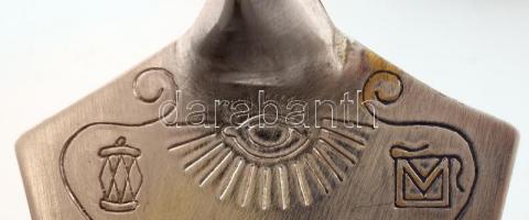 XX. század elejére datálható szabadkőműves vakolókanál, mely "arra szolgál, hogy az épületet me...