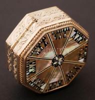 Ezüst (Ag) szelence gyöngyház mozaik berakással, jelzett, d: 5,5 cm, br: 62,4 cm