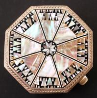 Ezüst (Ag) szelence gyöngyház mozaik berakással, jelzett, d: 5,5 cm, br: 62,4 cm