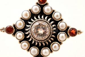 Gyönggyel és kövekkel kirakott ezüst (Ag) medál ezüst (Ag) láncon, jelzett, br: 18,1 g