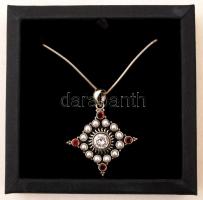 Gyönggyel és kövekkel kirakott ezüst (Ag) medál ezüst (Ag) láncon, jelzett, br: 18,1 g