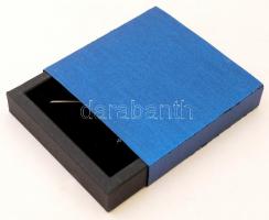 Gyönggyel és kövekkel kirakott ezüst (Ag) medál ezüst (Ag) láncon, jelzett, br: 18,1 g