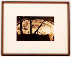 Kendall Jane: La Tour Entourant. Paris 1990.  Jelzett, sorszámozott: 2/20. Paszpartuban, üvegezett keretben. Kép méret: 19x28,5cm, keret méret:42x54cm